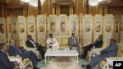 O presidente Omar al-Bashir (à direita) fala perante um painel de líderes africanos reunidos em Adis Abeba