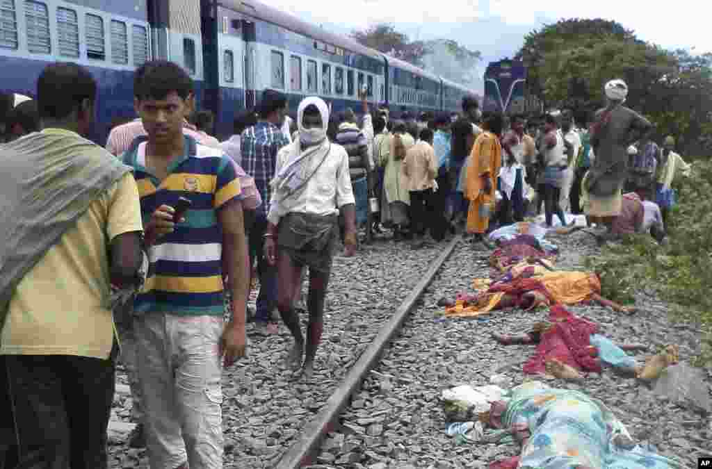 Bodies of victims lie beside a rail track after a train ran over a group of Hindu pilgrims at a crowded station in Dhamara Ghat, Bihar state, India, August 19, 2013.