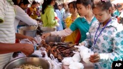 Cambodian garment workers buy some cheap food for their lunch in front of the factory in downtown of Phnom Penh, file photo. 