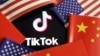 2020年7月16日美国和中国国旗中的TikTok徽标。