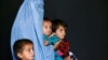一个从巴基斯坦返回阿富汗的家庭在联合国难民署（UNHCR）观看一个矿物爆炸及保护措施的视频(2016年9月27日)