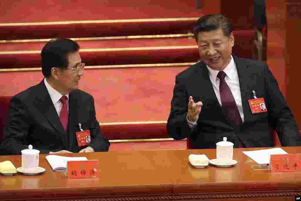 中共总书记习近平和前总书记胡锦涛在十九大开幕式上交谈(2017年10月18日)
