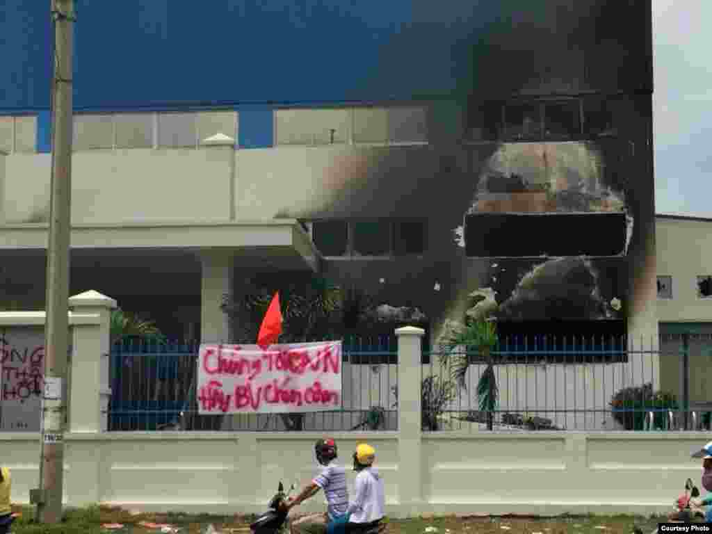 Sebuah pabrik dibakar di Binh Duong. Spanduk yang terpasang bertuliskan "Kami cinta Vietnam. Lindungi periuk nasi kita."