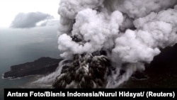 Foto udara Gunung Anak Krakatau saat erupsi di Selat Sunda di Lampung Selatan, 23 Desember 2018. (Foto: via Reuters)