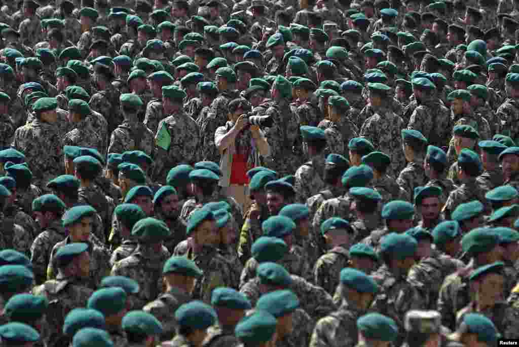 Para kadet Tentara Nasional Afghanistan menghadiri upacara wisuda mereka di Pusat Pelatihan Militer di Kabul.