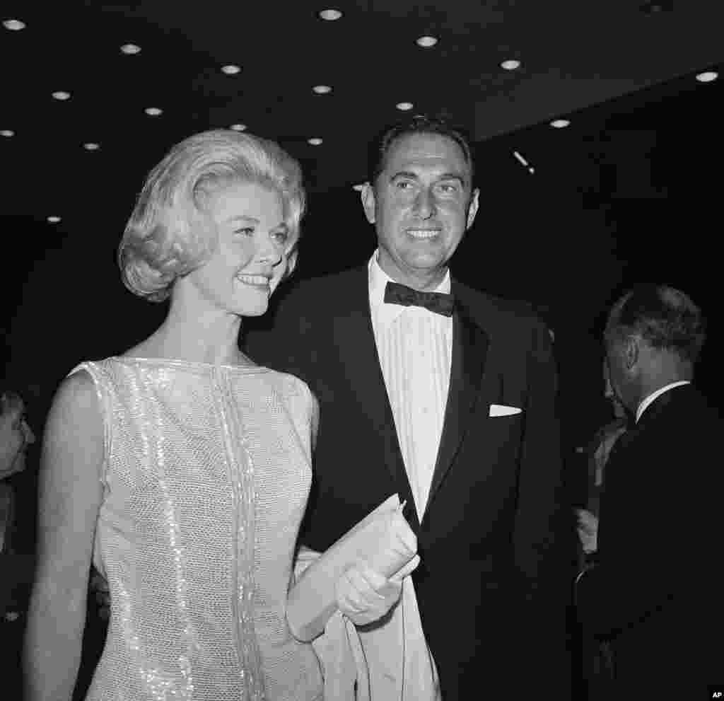 美国演员和歌手桃乐丝·黛(Doris Day,又称多丽丝·黛)和她丈夫参加奥斯卡典礼(1960年4月4日)。美联社2017年4月找到她的出生证明,发现她已经95岁了。而她过去一直以为自己是93岁。很多中国人熟悉她演唱的歌曲 Que Sera, Sera (Whatever Will Be, Will Be)。那是1956年亚弗列德·希区柯克的惊悚经典电影《擒凶记》的主题曲,得到奥斯卡金像奖最佳原创歌曲奖。