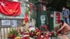 缅甸仰光民众2021年3月1日在街头为前一天遇难示威者献花（路透社）