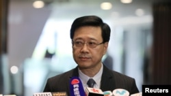 时任香港保安局局长的李家超2019年10月23日在立法会宣布撤回引发大规模抗议的逃犯条例修订草案。（路透社）