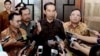 Presiden Joko Widodo di kantor Kementerian ESDM Jakarta, menjelaskan soal PSSI kepada wartawan Senin, 29/2 (VOA/Andylala).