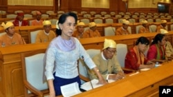 NLD ဥက္ကဌ ပြည်သူ့လွှတ်တော် ကိုယ်စားလှယ် ဒေါ်အောင်ဆန်းစုကြည် (၂၁ မေ ၂၀၁၃)