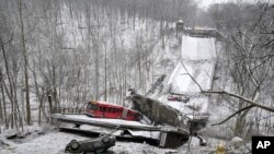 Jembatan di kota Pittsburgh, Pennsylvania ambruk dan mencederai sedikitnya 10 orang, 28 Januari 2022 lalu. 