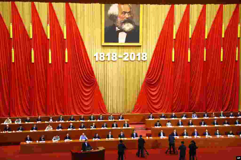 2018年5月4号北京人民大会堂纪念马克思诞辰200周年大会的主席台，中共总书记习近平讲话。