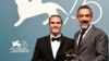 El director Todd Phillips posa junto a Joaquin Phoenix, con el León de Oro a la Mejor Película que ganó en la edición 76 del Festival de Cine de Venecia, el 7 de septiembre de 2019. Reuters/Piroschka van de Wouw.