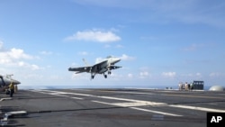 El secretario de Defensa de EE.UU., Ash Carter, visitó el portaaviones USS John C. Stennis a pocas millas de la isla filipina de Luzón.