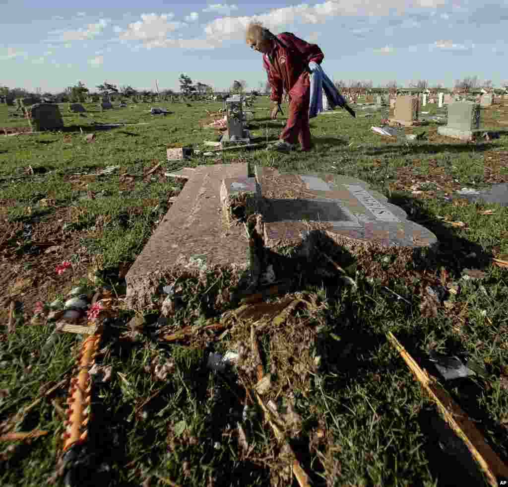 Claudia Clark membersihkan tempat pemakaman di Moore, Oklahoma (22/5).
