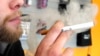 2011年3月2日一位推销商在科罗拉多州使用电子烟