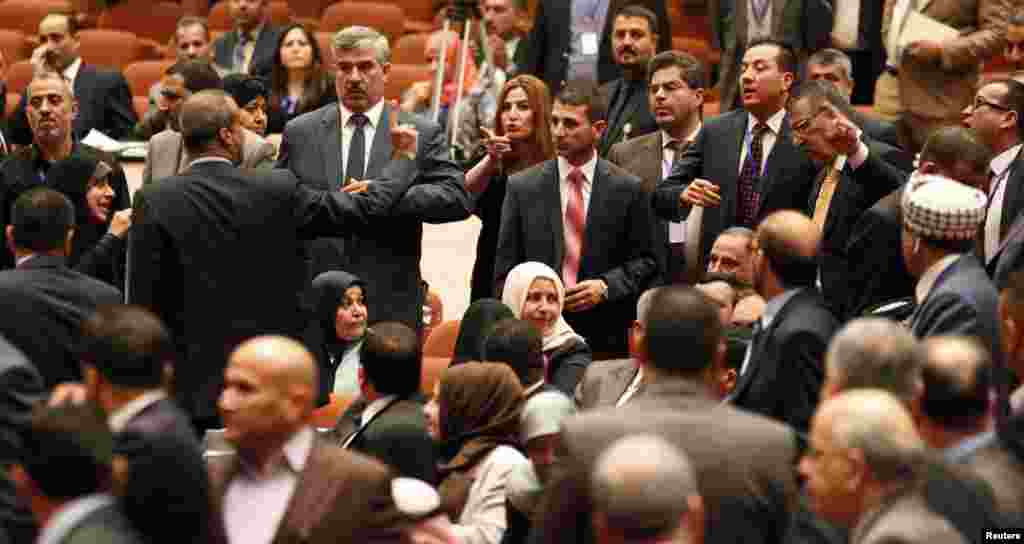 Para anggota DPR Irak beradu argumen di gedung parlemen di Baghdad.