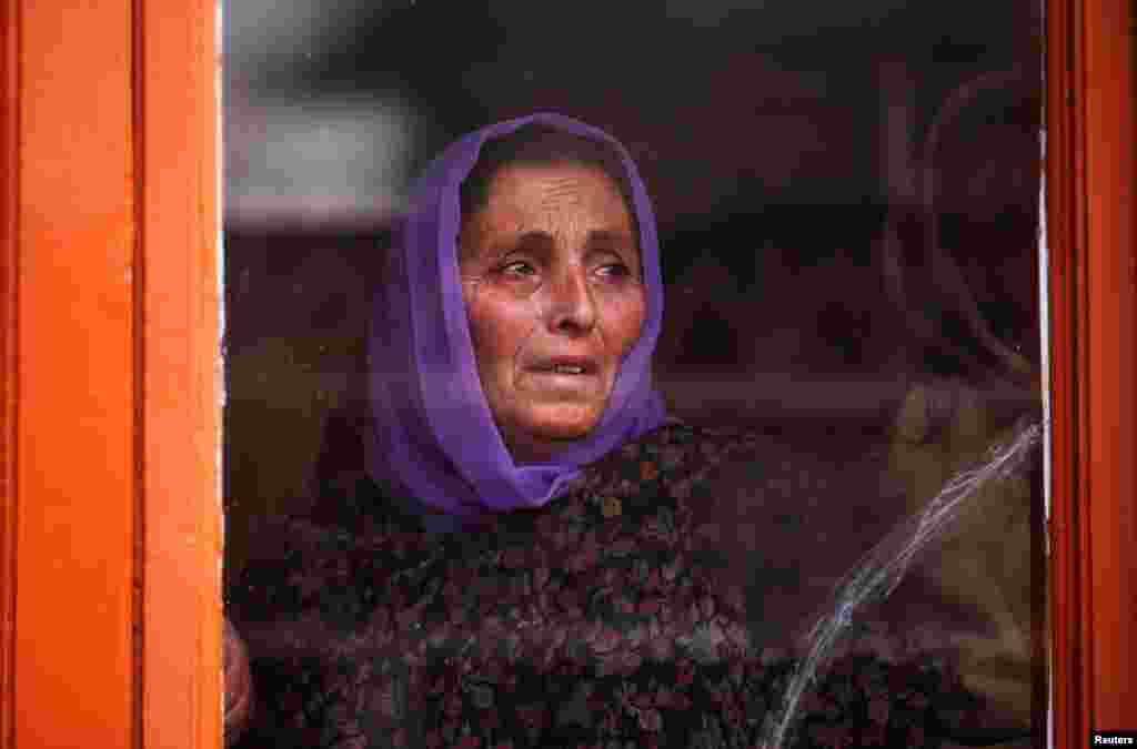 Seorang Ibu berduka atas tewasnya Ghulam Mohammad Khan, warga sipil yang tewas akibat tembakan gas air mata pasukan India dalam aksi protes di Srinagar, Kashmir.