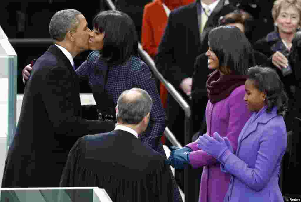 ABŞ prezidenti Barak Obama və birinci xanım Mişel Obama andiçmə mərasimindən sonra