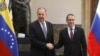 El ministro de Relaciones Exteriores de Rusia, Sergey Lavrov, estrecha la mano de su homólogo venezolano, Jorge Arreaza, durante una reunión en Caracas, Venezuela, el 7 de febrero de 2020.