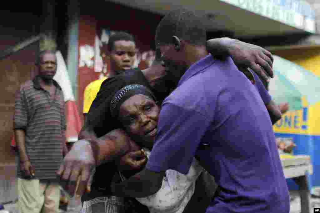 Seorang perempuan terkena gas air mata dibantu oleh warga lainnya dalam aksi protes rusuh pendukung Capres Haiti Maryse Narcisse, di Port-au-Prince, Haiti.