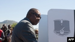 Le président du Malawi, Arthur Peter Mutharika dans un isoloir au bureau de vote de l'école primaire de son village natal, Goliathi, dans le district de Thyolo, au sud du Malawi, lors des élections tripartites du 21 mai 2019. (Photo AMOS GUMULIRA / AFP)