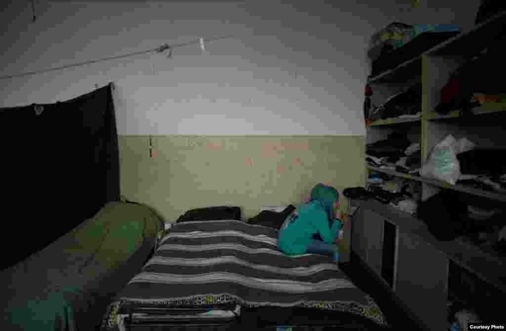 A girl uses her mobile device in the temporary refugee accommodation centrer in Vrajdebna. UNHCR/D.Kashavelov