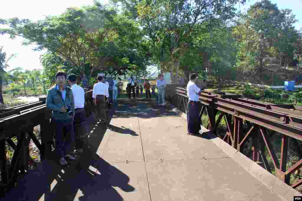 မြန်မာ-ဘင်္ဂလားဒေ့ရှ်နယ်စပ် ချစ်ကြည်ရေးတံတားပေါ်တွင် ဘင်္ဂလားဒေ့ရှ်နိုင်ငံဘက်မှ မြင်ရသည့်မြင်ကွင်းတခု