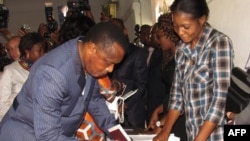 Le président congolais Denis Sassou Nguesso vote à Brazzaville, le 25 octobre 2015. (AFP PHOTO)