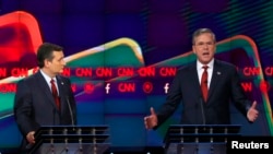 Ted Cruz (izquierda) recibió el apoyo del exgobernador de Florida Jeb Bush para la nominación presidencial republicana.