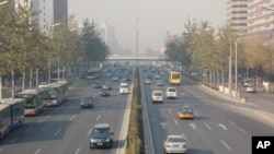 北京车多空气差。经济高增长，环境代价大