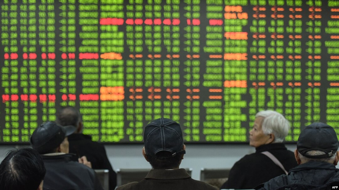 浙江杭州股民在觀看股票銷售情況（資料照：2020年2月）