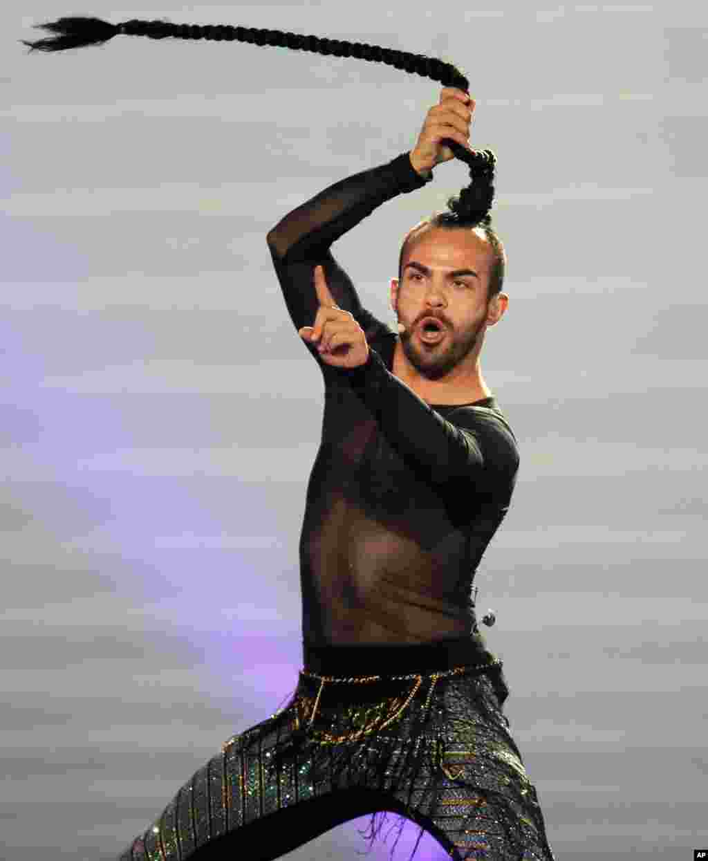 Penyanyi Montenegro Slavko Kalezic menyanyikan lagu "Space" dalam latihan menjelang lomba nyanyi 'Eurovision' di Kyiv, Ukraina.