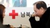 한국 정부가 이산가족 상봉 행사를 다음 달 금강산에서 열자고 북한에 공식 제의한 27일, 대한적십자사 이산가족 상봉 접수처에서 전낙린 할아버지(78, 평남 대동군)가 자신의 신청서 접수를 확인하고 있다. 전 할아버지는 이번에 상봉이 성사되도 다음을 기약해야 한다. 이번 상봉은 지난해 추석 당시 진행하려다 무산된 상봉자들을 대상으로 하기 때문이다.