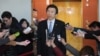 북한이 장거리 로켓 발사를 강행한 7일 윤병세 한국 외교통상부 장관이 청사를 나서며 기자들의 질문에 답하고 있다.