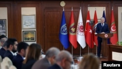 Waziri wa ulinizi wa Uturuki akizungumza na waandishi habari mjini Ankara.