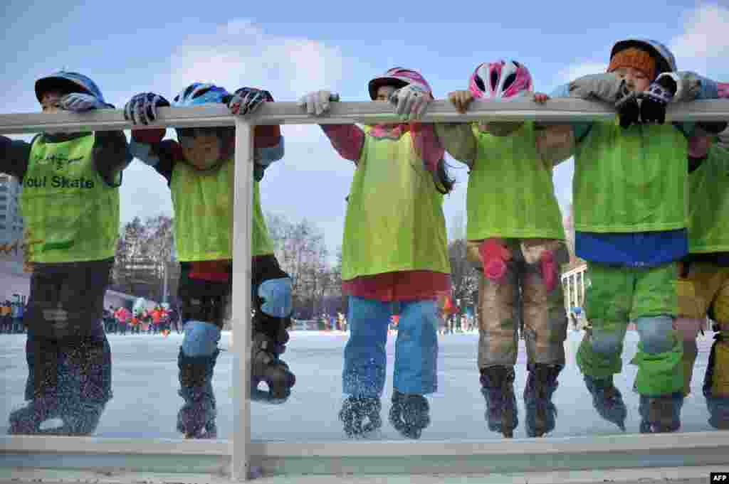 Anak-anak Korea Selatan belajar bermain skating di sebuah taman hiburan di Seoul.