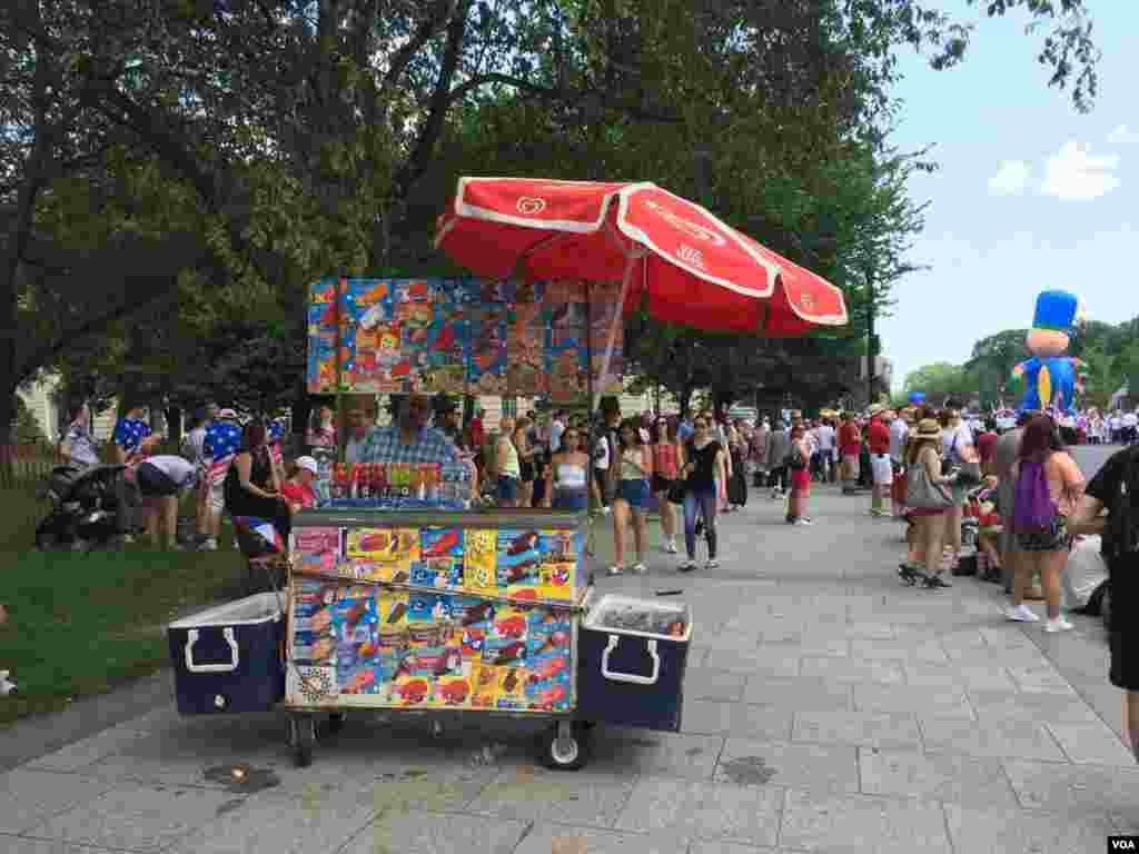 美国国庆游行,各路商贩兜售零食和纪念品(2018年7月4日)