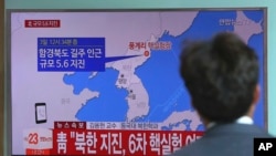 韩国首尔火车站一名男子观看有关朝鲜进行核试验的新闻报道。（2017年9月3日）