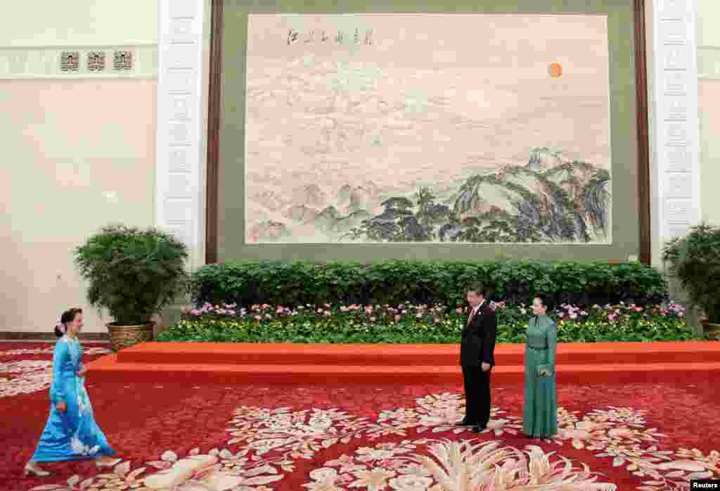 中国主席习近平和夫人彭丽媛欢迎缅甸国务资政昂山素季出席在北京的 “一带一路”国际合作高峰论坛宴会(2017年5月14日)