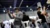 在拉斯维加斯国际消费电子展(CES)上，人们戴着虚拟现实技术(VR)耳机尝试一款电子游戏。(2017年1月5日)