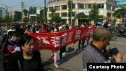 四川威遠縣上萬人走上街頭抗議化工污染 （網絡圖片） 