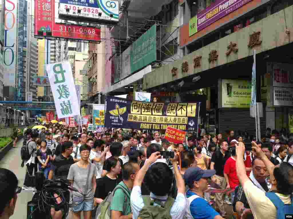 香港泛民多个政党和团体周六声援铜锣湾书店店长林荣基(美国之音海彦拍摄)