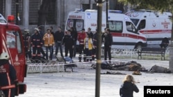 Equipos de rescate se reúnen en la zona de una explosión en el centro de Estambul. [Foto: 12 de enero, 2016]

