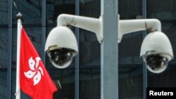 香港政府大楼前的香港特区旗帜与监控摄像头 （2020年7月20日）