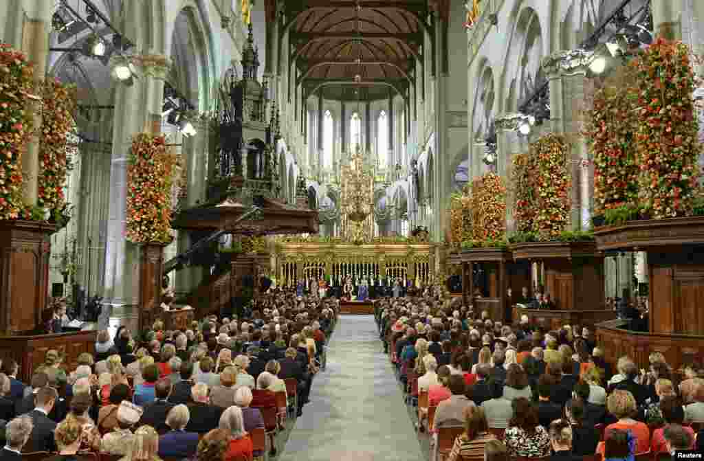 Suasana upacara keagamaan untuk menobatkan raja di gereja Nieuwe Kerk, Amsterdam.