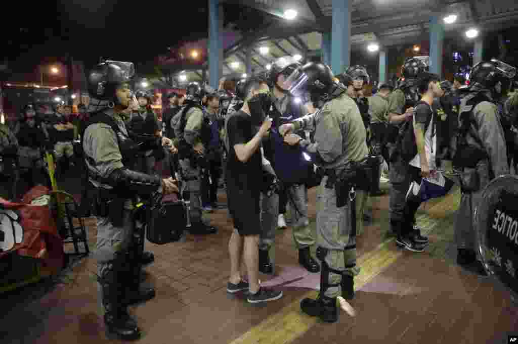 因抗议者围堵机场公路，香港警察对走下中环渡轮六号码头的人进行搜查。(2019年9月1日)