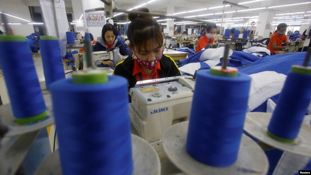 2017年1月5日，越南河內附近興安省的一個服裝廠工人在工作