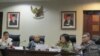 Menteri LKK Siti Nurbaya (dua dari kanan), didampingi Menhub Ign Jonan (kiri), Ka Staff Presiden Teten Masduki (dua dari kiri) dan Jubir Presiden Johan Budi soal perkembangan proyek Kereta Api Jakarta-Bandung i Gedung Bina Graha kantor Kepala Staf Presiden Selasa (9/2) (Foto: VOA/Andylala)
