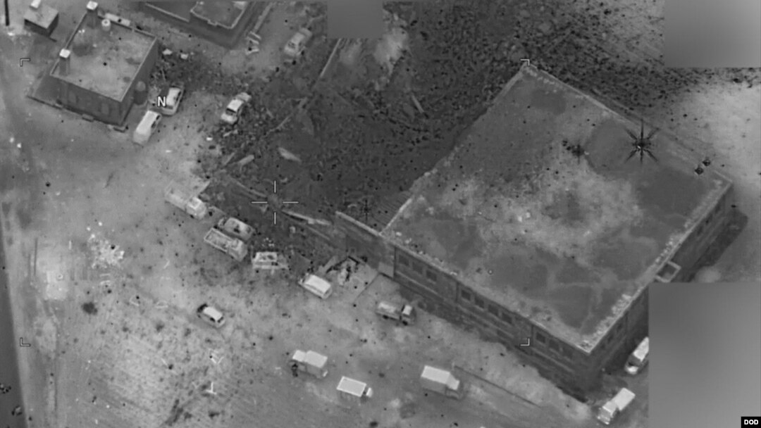 El sitio de una reunión donde estaba el alto líder de al-Qaida en al-Jinah, en Siria, es detallado después de ser golpeado por un ataque aéreo el 16 de marzo. La foto muestra lo que parece ser una mezquita intacta, junto a un edificio más grande que aparentemente sufrió múltiples daños.